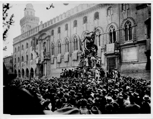 Piazza Maggiore, 21 aprile 1945 (Archivio fotografico di Luigi Arbizzani)
